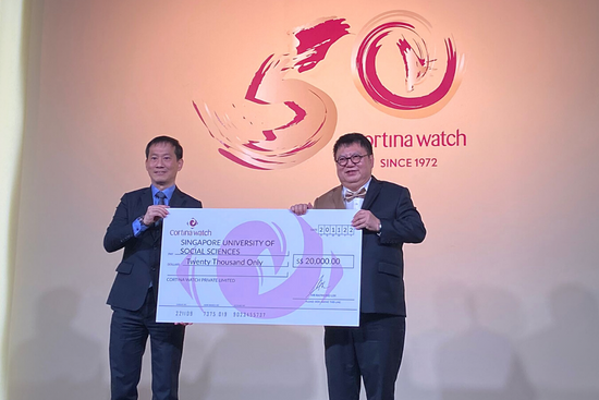(From left) Associate Professor Ludwig Tan, SUSS Dean of School of Humanities and Behavioural Sciences, receiving a cheque of $20,000 from Mr Raymond Lim, Executive Director of Cortina Holdings, at their company’s 50th Anniversary Gala Dinner.
