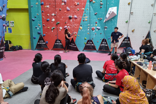 Qi En and Darren, ODA IG EXCO members, giving participants a safety brief regarding rock climbing.