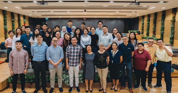 SUSS School of Law faculty and students with Mr Eric Chua