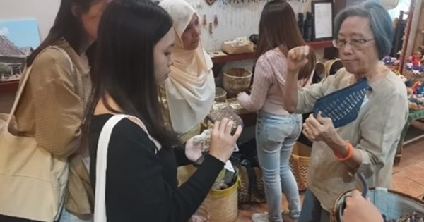 Capitalising on the unique opportunity, SUSS students connect with Singaporeans who are residing in Lao