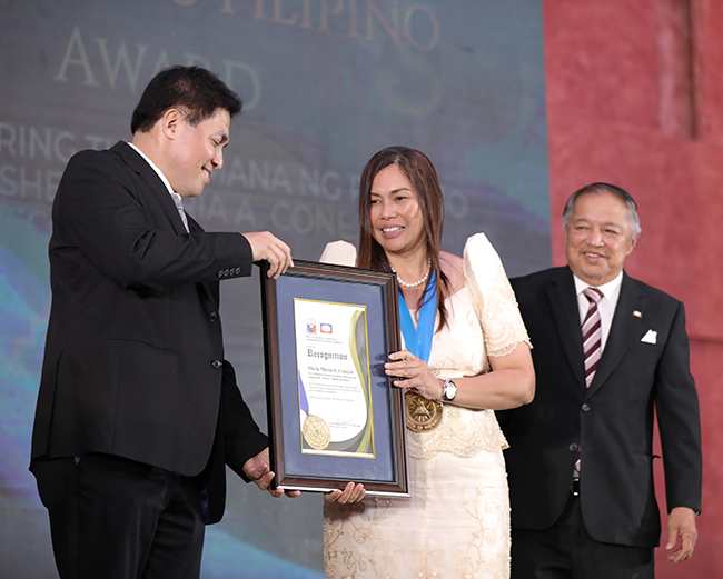 Dr Sheila Maria A. Conejos with award