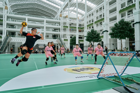 Amy Tan (with the ball) scoring against South Korea at the 9th Asia Pacific Tchoukball Championships in Malaysia.
