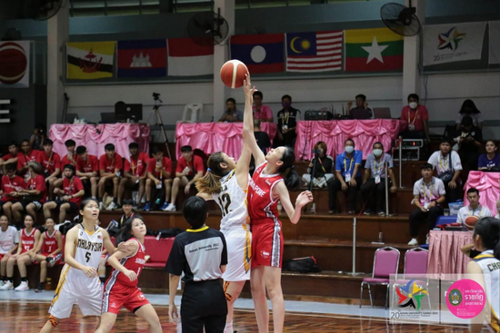 Han Xingyue, SUSS Accountancy student, jump-starting the Women’s Basketball match against Malaysia.