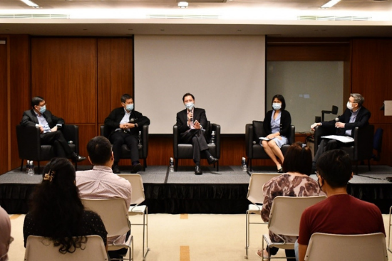 Deputy Attorney-General (DAG), Mr Tai Wei Shyong (middle), responding to a student’s question together with panellists, (from left to right) Chief Executive, Mr Hui Choon Kuen; Chief Prosecutor (Crime Division), Mr Tan Kiat Pheng; Head, School of Legal Knowledge, Ms Charlene Tay Chia; and moderator, SUSS School of Law faculty, Associate Professor Mr Alvin Cheng.