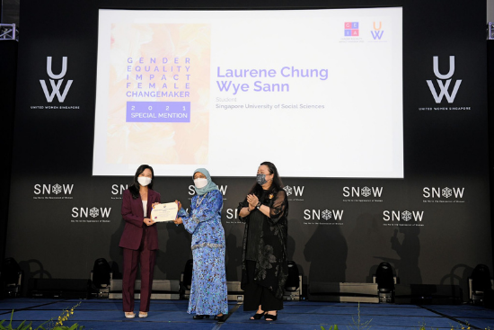 Laurene receiving her award from President Halimah Yacob.