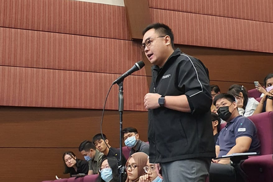Aaron Koh, Year 3 PSS student, posing a question to Associate Professor Muhammad Faishal Ibrahim and ACG leaders in a dialogue session held during the forum.