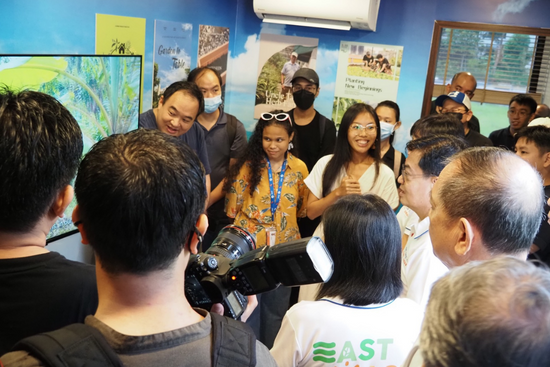 Showcase of SUSS Digital Media students’ sustainability video projects to Deputy Prime Minister Heng Swee Keat.