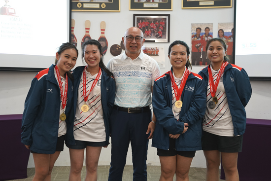 Big smiles from Dr Yap Meen Sheng, SUSS Dean of Students (centre), and bowlers from the SUSS women’s team.