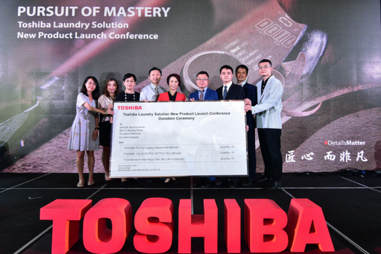 Representatives from Toshiba, Midea Group and SUSS presenting the cheque to donate the 15 washing machines.