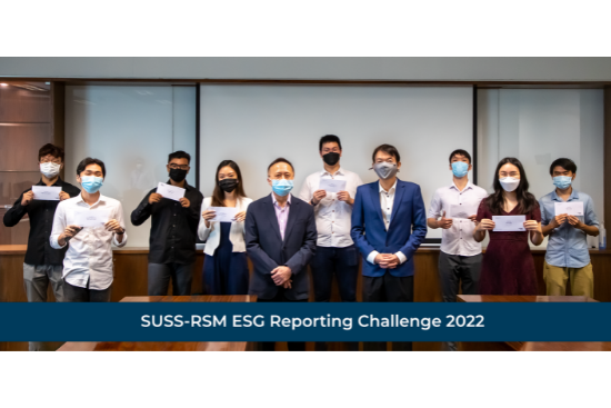 Winners of SUSS-RSM ESG Reporting Challenge 2022 with (left) Mr Sovann Giang (Senior Director & Lead Of Esg Practice, RSM Singapore) and (right) Professor Cheah Horn Mun (Dean, CLEL).