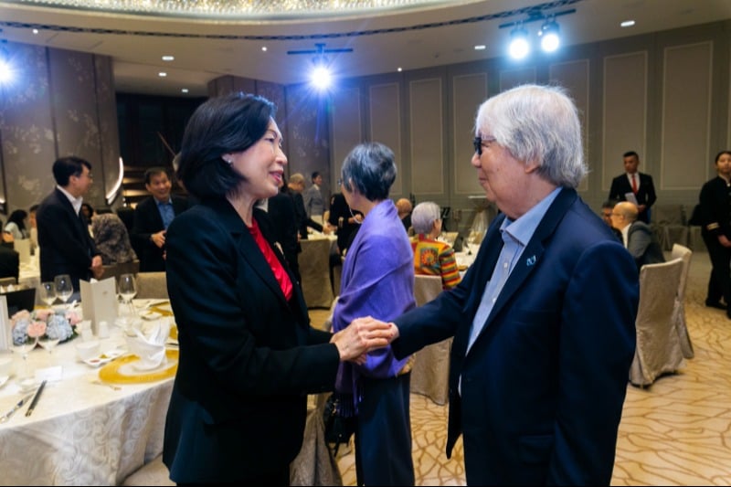 Ms Irene Ng shaking hands with Professor Tommy Koh at the Dr Alan Chan Book Prize Luncheon
