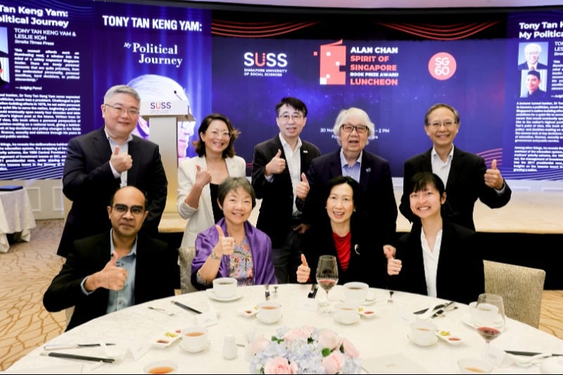 The guests at the Guest-of-Honour's table at the Dr Alan Chan Book Prize Luncheon