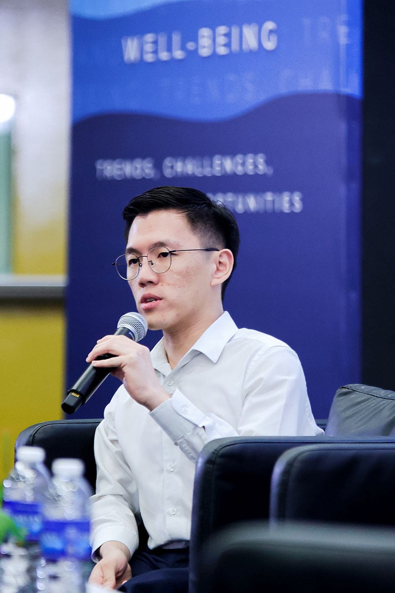 Mr Ong Han Han addressing audience question during the second panel discussion