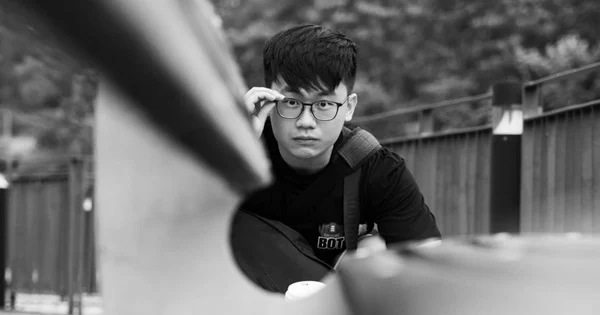 A participant experimenting with his newly acquired ‘depth of field’ technique.