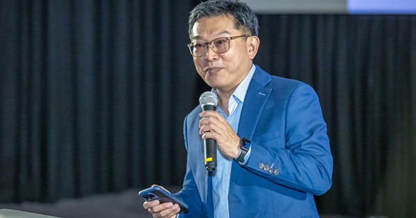 Associate Professor Foo Tee Tuan, Festival Director of SCFF 2024 and Director of Centre for Chinese Studies SUSS, giving his opening speech