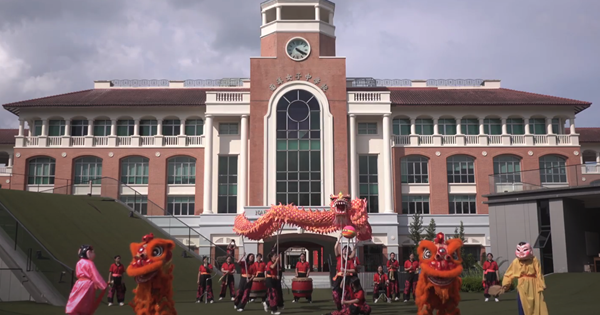 Attendees of the watch party witness the spectacular performance of the Lion and Dragon dances by Nanyang Girls’ High.
