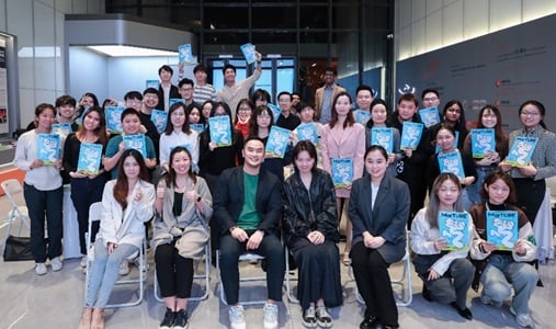 Group photo with co-founder of Martubegift