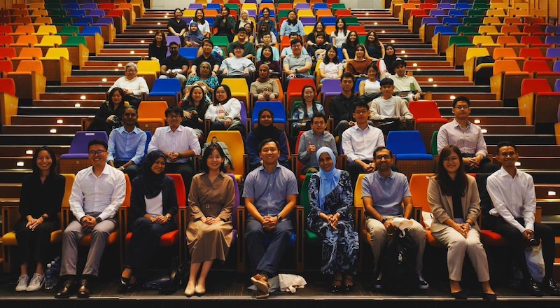 group-photo-with-speakers-and-audience