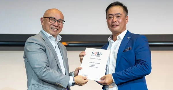 Jonathan Ang (right), one of our Inspiration Award recipients for Competition Groups with Dr Yap Meen Sheng (left)