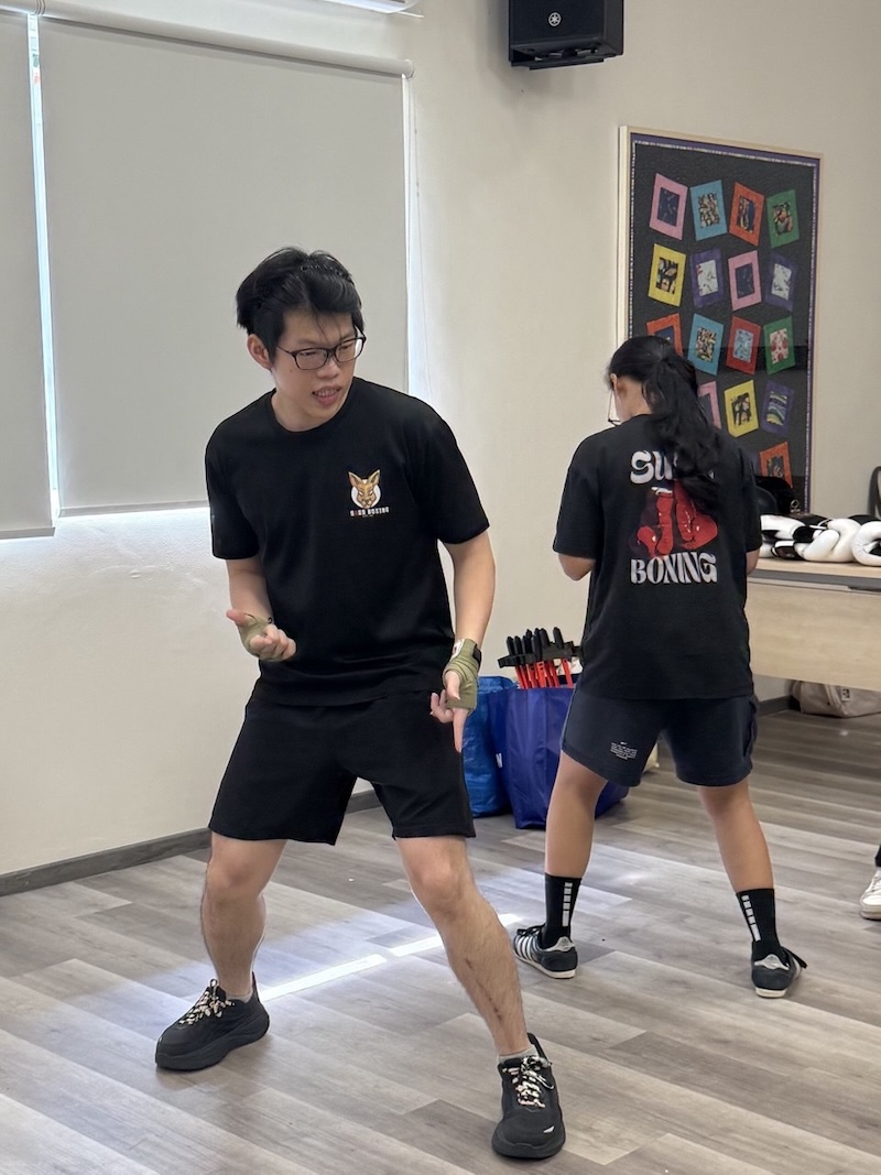 Kirren and Ysabel demonstrating basic boxing stance