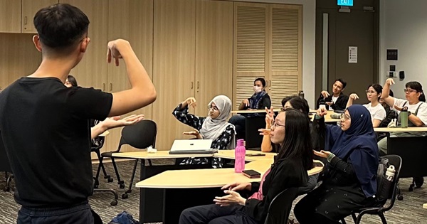 Liang Hui Quan facilitating a sign language session.