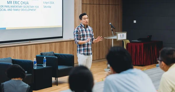Mr Eric Chua in an engaging discussion with SUSS law and social work students