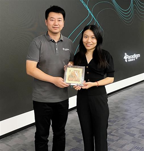 Mr Yu Hui, Vice President and Chief Marketing Officer of 4Paradigm, with Dr Wang Yue, Head of DBA Programme, SUSS