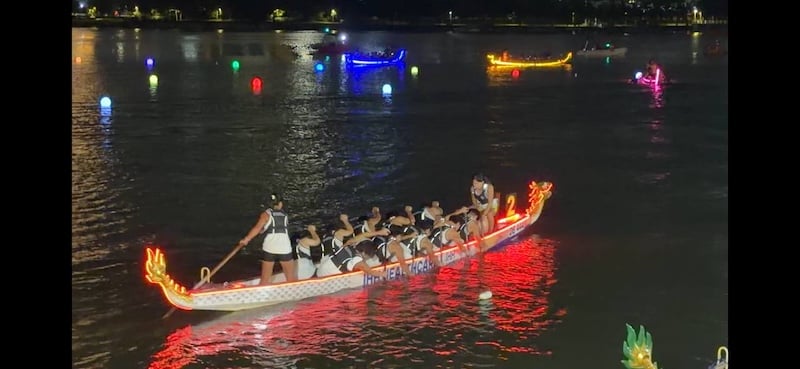 4. Dragon Boat Team warming up before their DB12 Kallang Sprint Open 100m heats