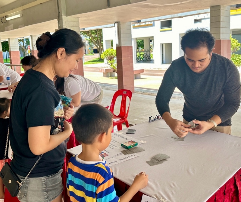 A familiar game of Snap brought back fond memories for the parent, who enjoyed playing it with her child, guided by an ACE-AG member.