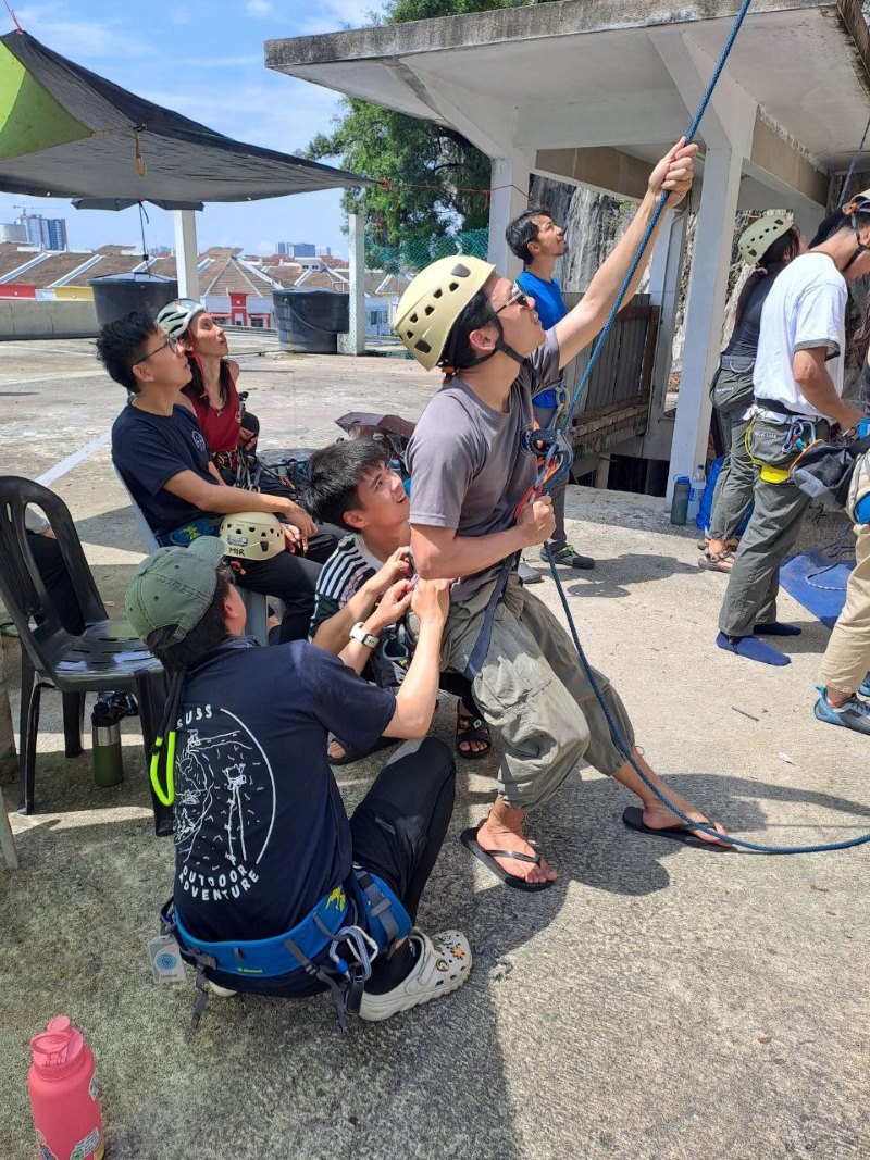 Anchored by Lee Jin Hui Perry (Digital Media Alumni) and Loo Song Yuan Branden (Year 2, Communications Student), Ho Zachary maintains a steady belay – ensuring the climber and belayer’s safety with teamwork and trust.