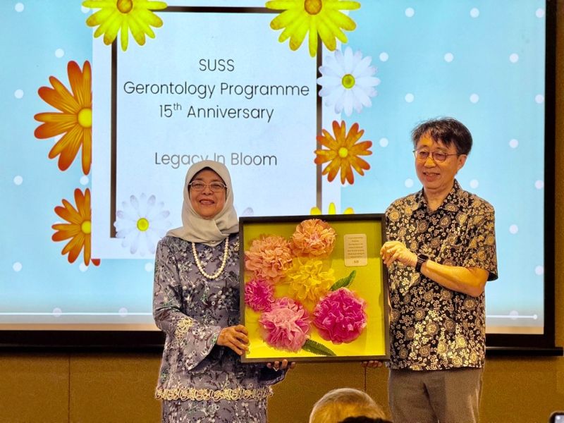 Deputy Provost A Prof Allan Chia presented Chancellor Mdm Halimah Yacob with a floral papercraft handmade