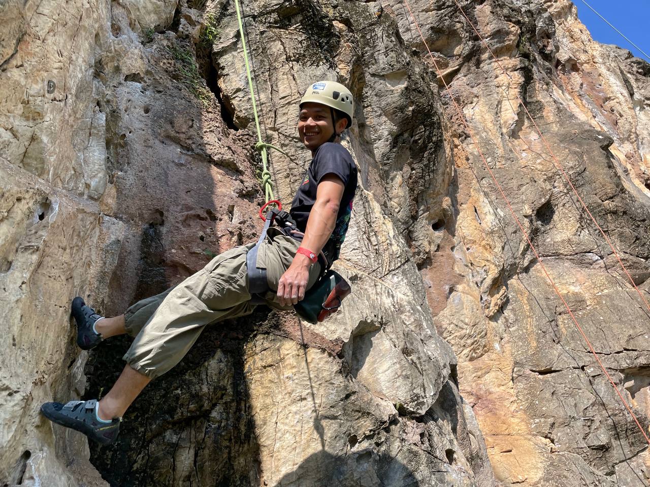 With a big smile and steady grip, Indra Shami Kamsani (Year 1, Biomedical Engineering student) climbs with confidence and joy.