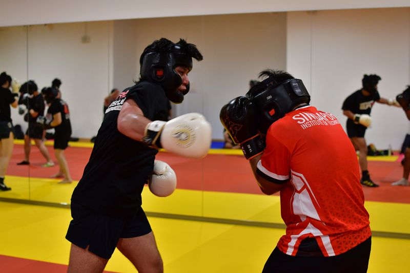 05-Jan-body-article_SUSS Boxing member Shane throwing a cross tow_GINA ZHI XUAN LIM SUSS Boxing member Shane throwing a cross tow