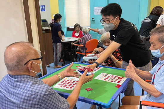 Associate Professor Allan Chia, SUSS Dean of School of Business, passing the Bingo winner his prize. Associate Professor Allan Chia, SUSS Dean of School of Business, passing the Bingo winner his prize.