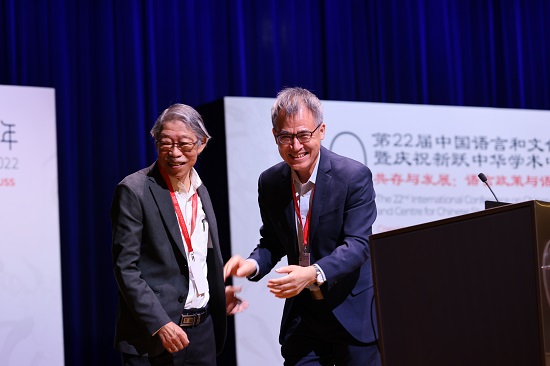 Professor Eddie Kuo, founding director of CCS@SUSS and SUSS Academic Advisor (left) and Associate Professor Luo Futeng, SUSS Head of Chinese Language & Literature programmes, were delighted to launch their new book. 郭振羽教授(左)以及罗福腾副教授在新书发布会上满心欢喜。 Professor Eddie Kuo, founding director of CCS@SUSS and SUSS Academic Advisor (left) and Associate Professor Luo Futeng, SUSS Head of Chinese Language & Literature programmes, were delighted to launch their new book. 郭振羽教授(左)以及罗福腾副教授在新书发布会上满心欢喜。
