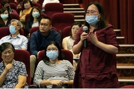 A member of the audience puts forward her question during the post-screening Q&A of the opening film I Remember. 观众在开幕片《我记得》的映后交流会上提问问题。 A member of the audience puts forward her question during the post-screening Q&A of the opening film I Remember. 观众在开幕片《我记得》的映后交流会上提问问题。