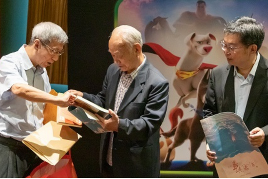 (left to right) Singaporean writer Mr Han Chuan, Taiwanese poet Mr Wu Sheng, and Associate Professor Foo Tee Tuan, Director of CCS@SUSS. 左起：新加坡作家寒川先生、台湾诗人吴晟先生、新跃中华学术中心主任符诗专副教授。