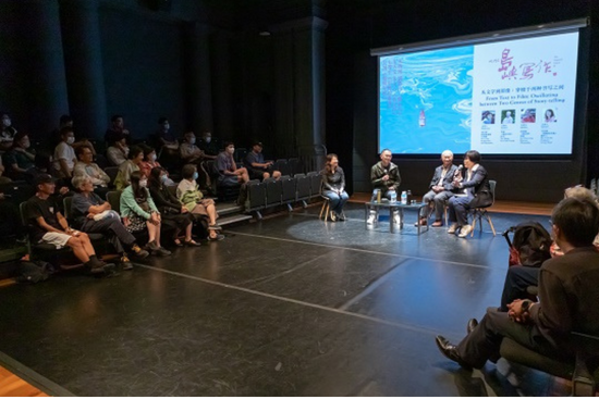 The guest speakers and audience had lively interactions at the Panel Discussion; laughter could be heard when they touched on the light-hearted parts of their filming experience. 三位主讲人在座谈会上与出席者分享经验,谈到有趣之处还引来欢笑声。 The guest speakers and audience had lively interactions at the Panel Discussion; laughter could be heard when they touched on the light-hearted parts of their filming experience. 三位主讲人在座谈会上与出席者分享经验,谈到有趣之处还引来欢笑声。