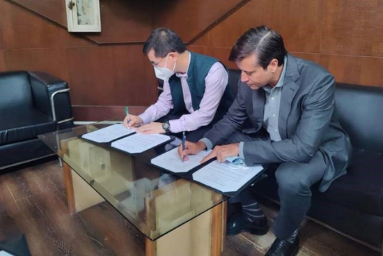 Mr Arun Vasu, Chairman, TT Group of companies, signing alongside Dr Francis Chong, Senior Director, Emerging Markets Division & Singapore-India Partnership Office (as witness). Other MOU signatories – Mr Thomas Sim, Director of The Logistics Academy Pte. Ltd., and Prof Robbie Goh, SUSS Provost – had already pre-signed in Singapore. Mr Arun Vasu, Chairman, TT Group of companies, signing alongside Dr Francis Chong, Senior Director, Emerging Markets Division & Singapore-India Partnership Office (as witness). Other MOU signatories – Mr Thomas Sim, Director of The Logistics Academy Pte. Ltd., and Prof Robbie Goh, SUSS Provost – had already pre-signed in Singapore.