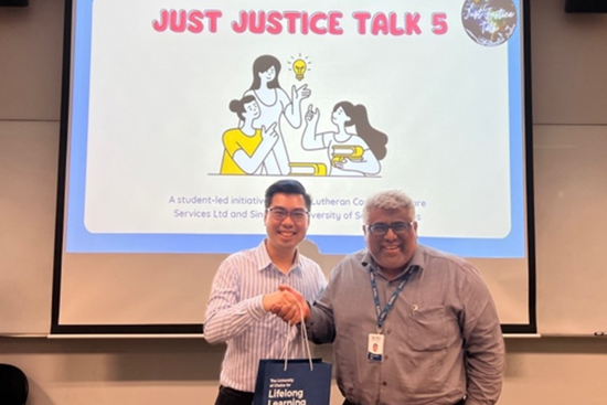 Justin Mui receives a token of appreciation from Dr Omer Ali Saifudeen, SUSS Senior Lecturer. Justin Mui receives a token of appreciation from Dr Omer Ali Saifudeen, SUSS Senior Lecturer.