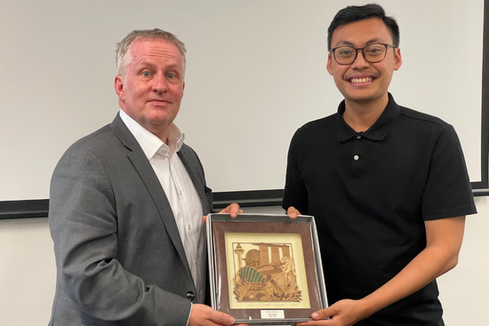 Mohamad Syafiq Bin Mohamad Zahren, SUSS Public Safety and Security student, presenting a token of appreciation to Professor Paddy Nixon, Vice Chancellor of the University of Canberra. Mohamad Syafiq Bin Mohamad Zahren, SUSS Public Safety and Security student, presenting a token of appreciation to Professor Paddy Nixon, Vice Chancellor of the University of Canberra.