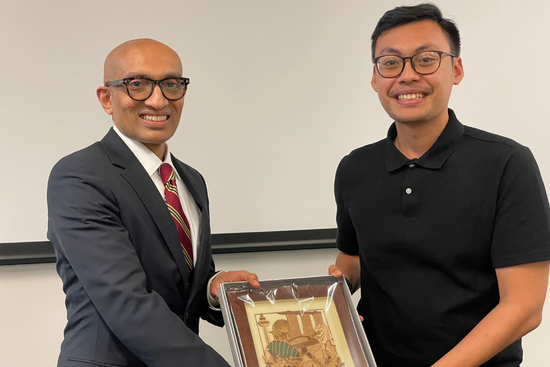 Mohamad Syafiq Bin Mohamad Zahren, SUSS Public Safety and Security student, presenting a token of appreciation to Mr Anil Kumar Nayar, Singapore High Commissioner to Australia. Mohamad Syafiq Bin Mohamad Zahren, SUSS Public Safety and Security student, presenting a token of appreciation to Mr Anil Kumar Nayar, Singapore High Commissioner to Australia.