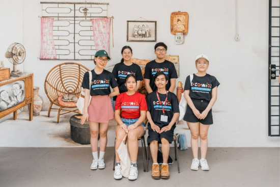 Posing against one of the many iconic murals in Tiong Bahru, participants learnt more about Singapore’s past by exploring the country’s oldest housing estate. Posing against one of the many iconic murals in Tiong Bahru, participants learnt more about Singapore’s past by exploring the country’s oldest housing estate.