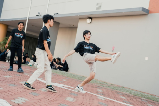 During the Cultural Trail, participants were engaged in an exciting match of Chapteh, one of Singapore’s most popular traditional games. During the Cultural Trail, participants were engaged in an exciting match of Chapteh, one of Singapore’s most popular traditional games.