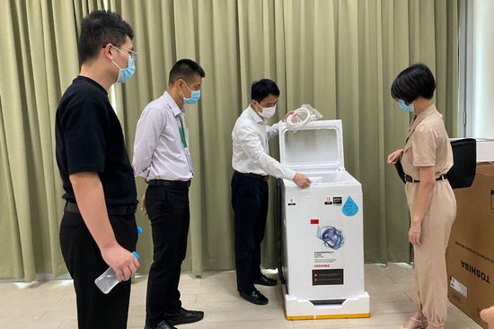 Delivery and demonstration of the Toshiba washing machines to Jamiyah Nursing Home. Delivery and demonstration of the Toshiba washing machines to Jamiyah Nursing Home.