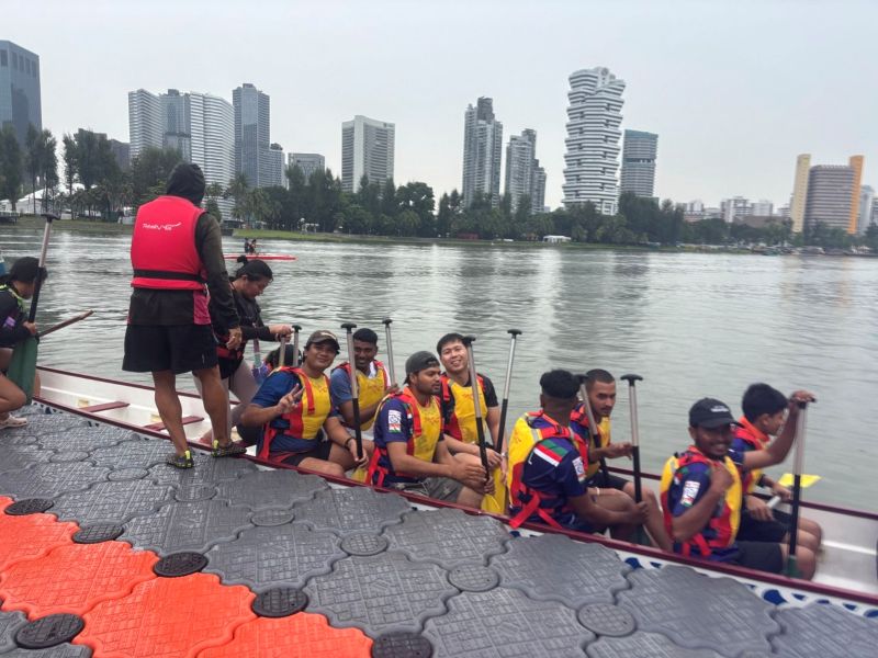 Participants boarding the dragon boats with guidance and support from the trainers