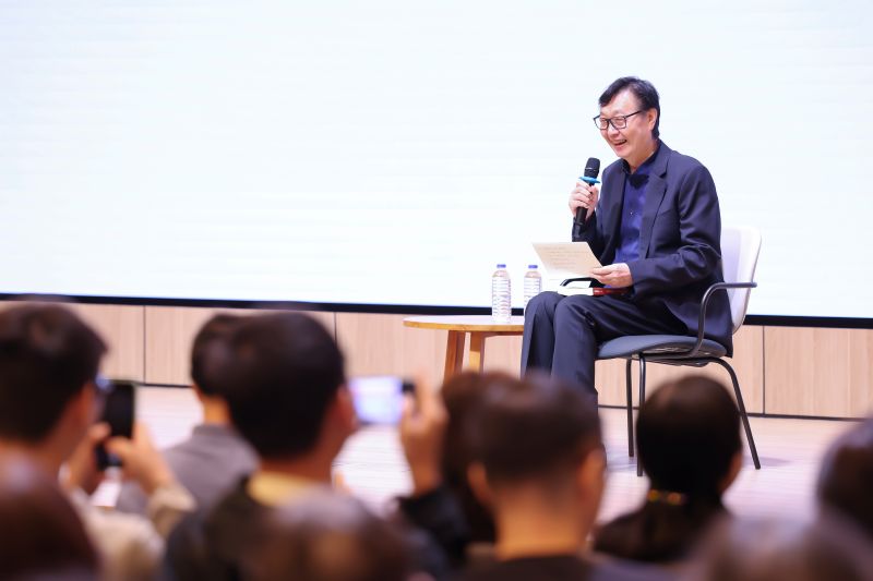 Professor Zu Zidong entertained the audience