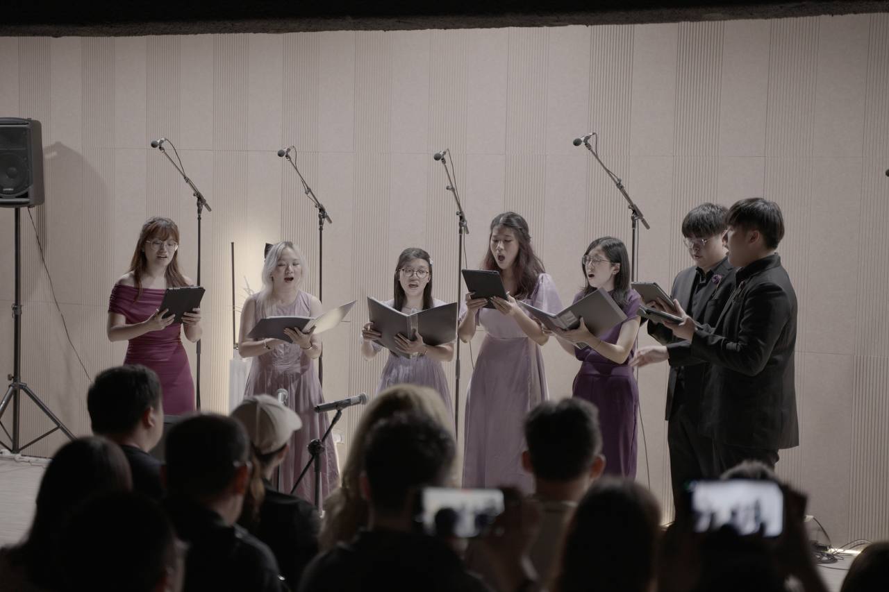 SUSS Voices enchants the audience with a heartfelt rendition of “The Seal Lullaby,” a tender choral piece composed by Eric Whitacre.