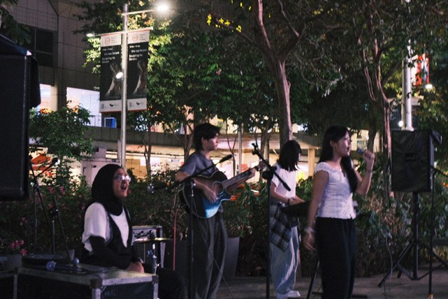 The Yappers!, an up-and-coming Jammers band, bringing soulful nostalgia to shoppers in Orchard.