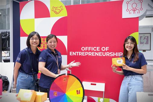 Office of Entrepreneurship staff at the atrium booth